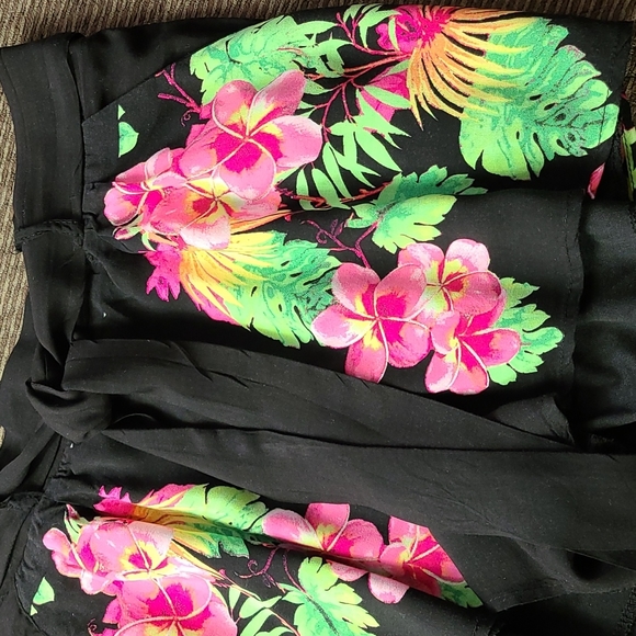 Alya Tropical Print Tie Sash Shorts - Picture 8 of 8